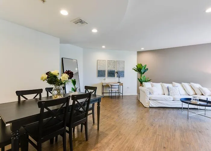 Lavish Living Lux Marina Views